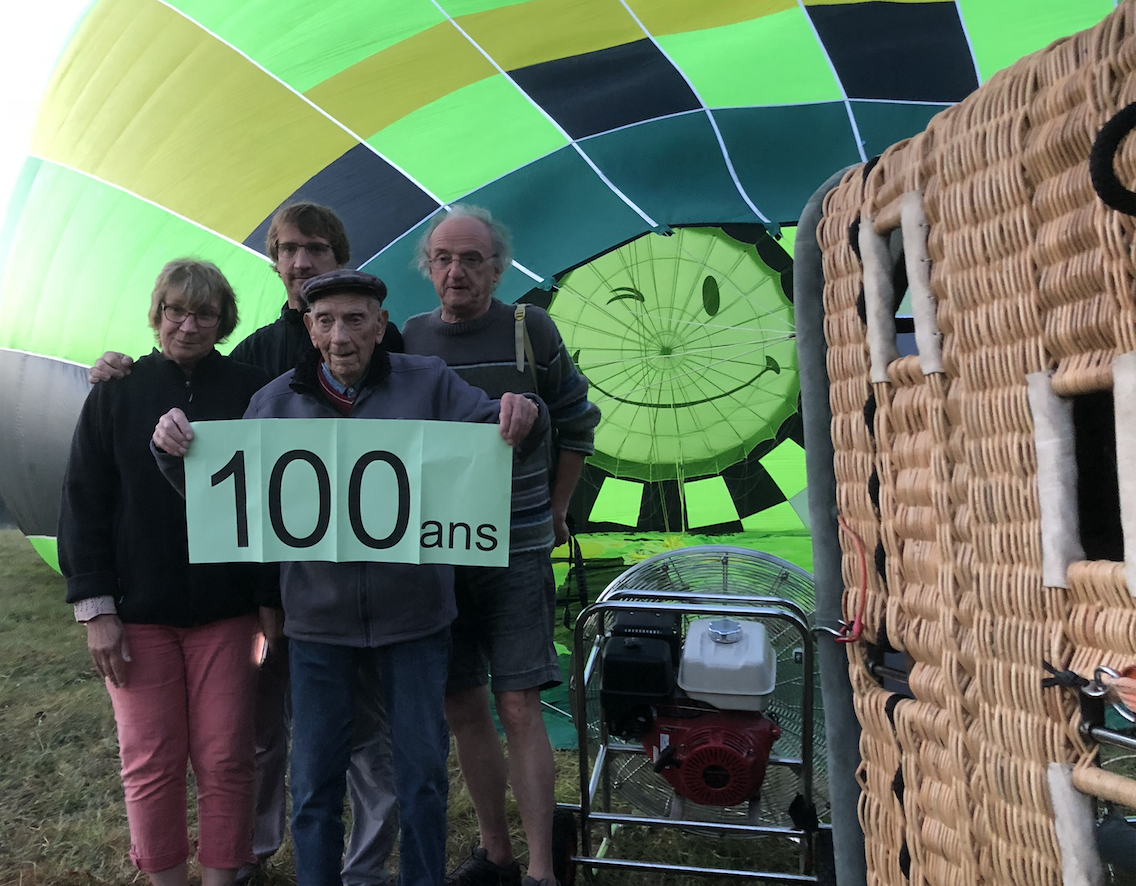 Raymond 100 ans fait son vol en montgolfière